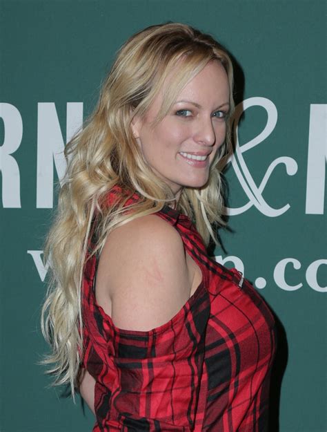 Photo Stormy Daniels En Promotion Pour Son Livre Full Disclosure à La Librairei Barnes