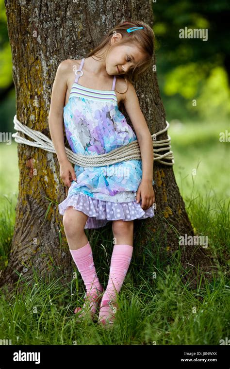 Mädchen Im Park An Baum Gebunden Stockfotografie Alamy