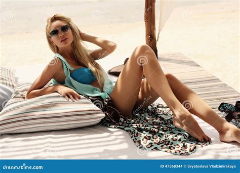 Seksowna Dziewczyna Relaksuje Na Pla Y Z Blondynem W Bikini I Okularach
