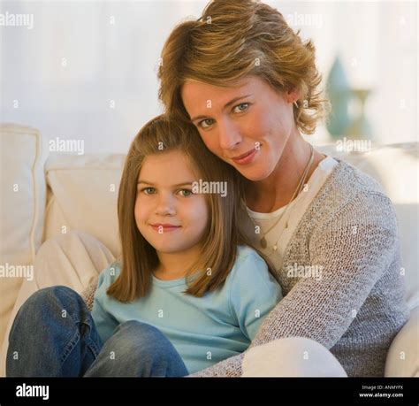Madre E Hija Abrazando Fotografía De Stock Alamy