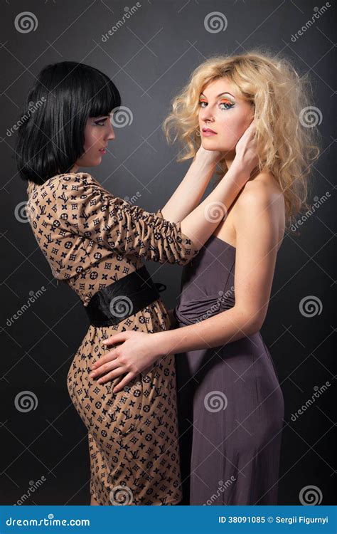 Dos Lesbianas Atractivas Jovenes Están Abrazando Imagen De Archivo Imagen De Homosexual Deseo