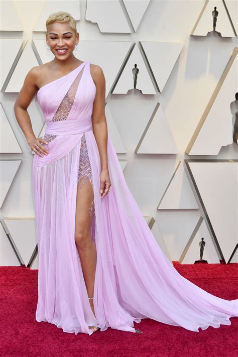 Oscars 2019 Red Carpet Glenn Close Goes For Gold In Stunning 40 Lb