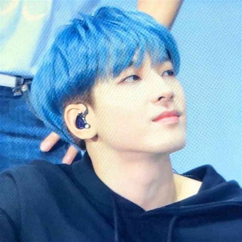 Berikut caranya seperti tribunsumsel.com kutip dari cara mengganti background pas foto merah/biru di. Bak Prince Charming, 10 Idol dengan Rambut Biru yang Paling Menyedot Perhatian