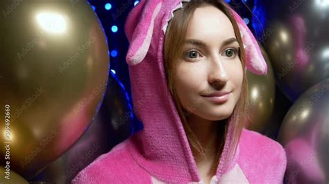 Girl In Pink Kigurumi Pajamas With Balloons Pajama Party Stock ビデオ