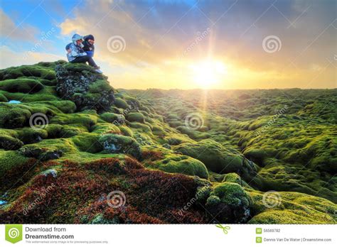 O país é maravilhoso e diferente de tudo que já tínhamos visto na vida! Turismo Islandia De La Salida Del Sol Foto de archivo ...