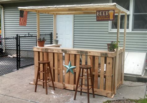 I Made A Backyard Bar Out Of Pallets Diy Outdoor Bar Backyard Bar