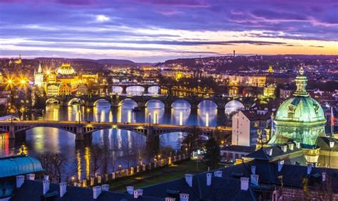 retrip global 【retrip×チェコ】 本日ご紹介するのは、チェコの首都である「プラハの旧市街」。なんとここは、街全体が世界遺産なんです。美しい建築物と、ゆったりと流れる雄大