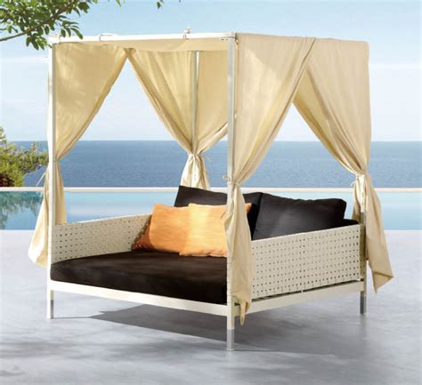 Accompanied with charming beige curtains, it brings much warmth and liveliness to the interior. Chaise Lounges and Daybeds/Beach beds - Icon Outdoor Contract