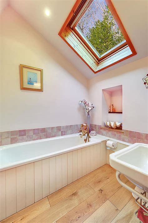 50 Luxury Bathrooms With Skylights