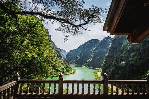 Chùa tam chúc đang được xây dựng thuộc địa phận thị trấn ba sao, huyện kim bảng, tỉnh hà nam, chùa nằm trong quần thể khu du khám phá toàn cảnh khu vực chùa tam chúc lớn nhất thế giới tam chúc sẽ trở thành ngôi chùa lớn nhất thế giới. TRÀNG AN CỔ - TUYỆT TỊNH CỐC - CHÙA TAM CHÚC MỘT NGÀY