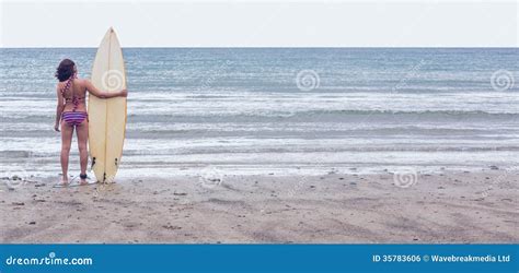 Ruhige Frau Im Bikini Mit Surfbrett Auf Strand Stockfoto Bild Von