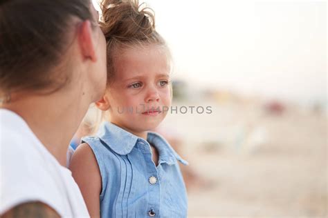 Little Girl Crying Mother Daughter Summer Beach Child Upset And Cry
