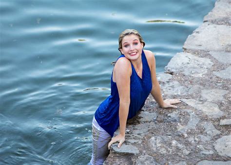 Texas Teen S Senior Photos Hilariously Spoiled After She Falls Off A Waterfall