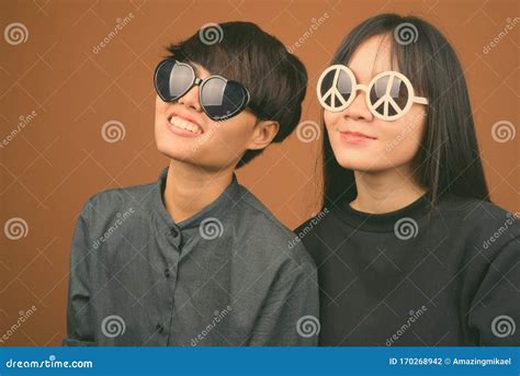 giovane coppia lesbica asiatica insieme e innamorata del marrone fotografia stock immagine di
