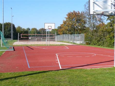 Vor den turnhallen ist ein basketballplatz. Freiplatz Pfrondorf :: Streetballcourts