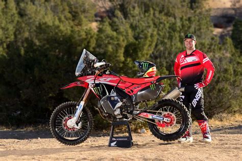 Misi honda bersaing di rally dakar mendatang, dalam balapan terberat di dunia, menempatkan efisiensi bahan bakar dan teknologi yang dikembangkan untuk daya tahan dari kendaraan komersial dan sebaliknya hasil itu akan digunakan untuk membangun motor yang diniagakan. FRIDAY WRAP-UP: FACTORY HONDA DAKAR BIKE | Dirt Bike Magazine
