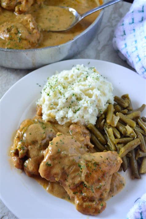 It's that time of year when i crave for comfort food; Smothered Chicken and Homemade Gravy - Coop Can Cook