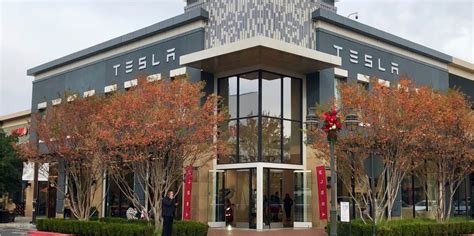Tesla Is Launching A New Retail Offensive With A Focus On Malls Electrek