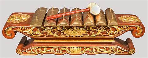 Saron sendiri merupakan bagian dari balungan di dalam gamelan memiliki empat buah saron. The saron is a musical instrument of Indonesia, which is used in the gamelan. It normally has ...
