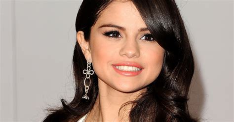 Uk Hacker Hits Selena Gomezs Facebook Account Cbs News