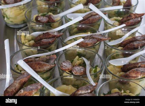 Kartoffelsalat mit Bratwurst in Gläsern Stockfotografie Alamy