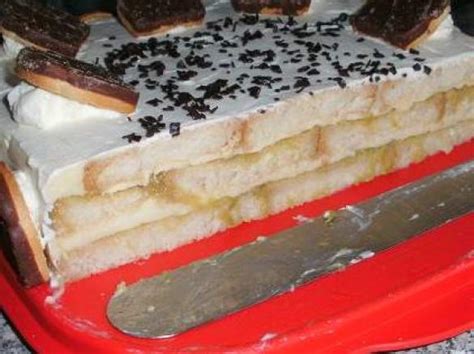 Some of the cakes are just like oma used to make.others have been changed to make them easier and quicker versions of traditional cakes for you to impress family and friends with. Zwieback-Kuchen mit Rhabarber & Pudding - aus dem ...
