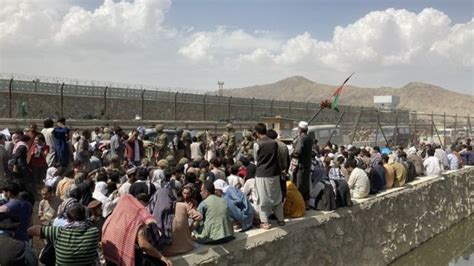طالبان کا افغانستان پر قبضہ ہزاروں افغان شہری ملک سے نکلنے کی بے تاب خواہش لیے ایئرپورٹ پر