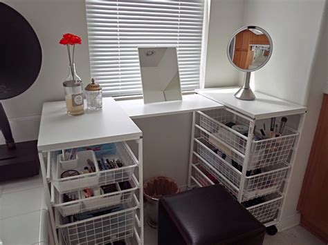 I only use the round mirror for putting on makeup. CAROUSEL SiX: Simple DIY Vanity Table
