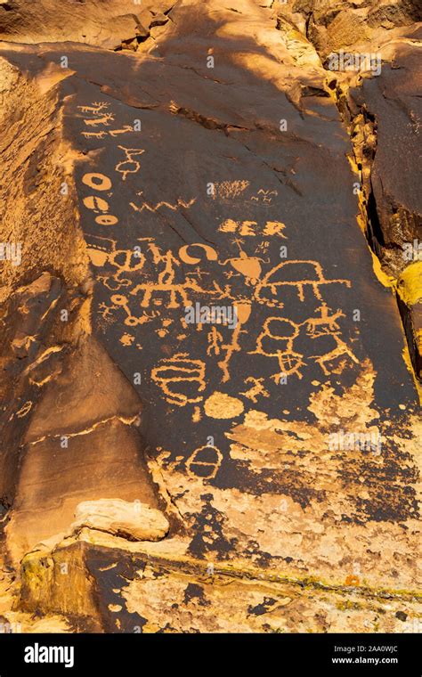 Newspaper Rock Petroglyphs Canyonlands Utah Stock Photo Alamy