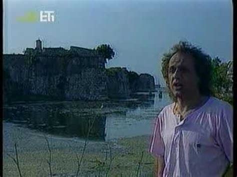 Aφήνω πίσω τις αγορές και τα παζάρια θέλω να τρέξω στις καλαμιές και τα λιβάδια να ξαναγίνω καβαλάρης και ξαναέλα να με πάρεις ουρανέ για δεν. Vasilis Papakonstantinou - 1n Maiou - YouTube
