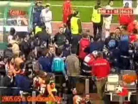 Centinaia di ragazzi si danno appuntamento alla terrazza del pincio, uno dei luoghi più belli e centrali della ignoti al momento i motivi che avrebbero scatenato la rissa e le persone coinvolte. Rissa AS Roma - Galatasaray - YouTube