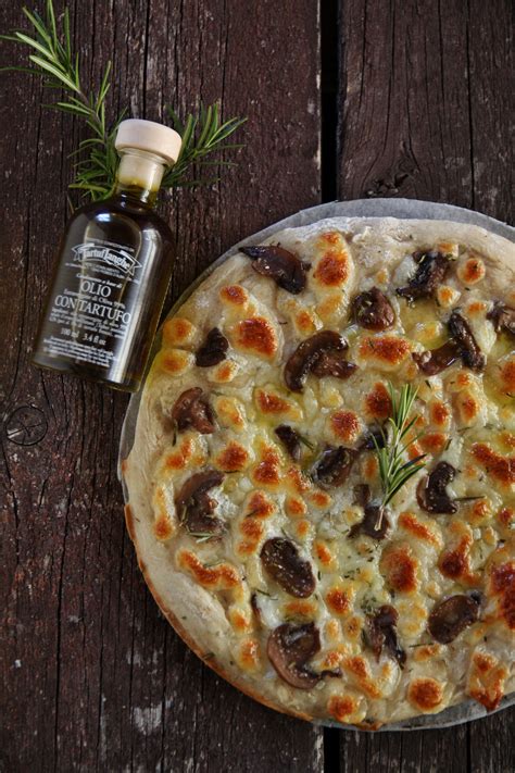 Pizza bianca ai funghi e rosmarino, profumata al tartufo | Italian ...