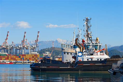 It's sailing under the flag of de germany. Port De La Spezia - Ligurie Italie Photo stock - Image du maisons, golfe: 77661482