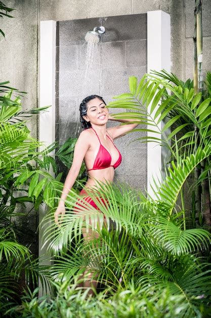 Mujer Asi Tica Con Ducha En Jard N Tropical Foto Premium