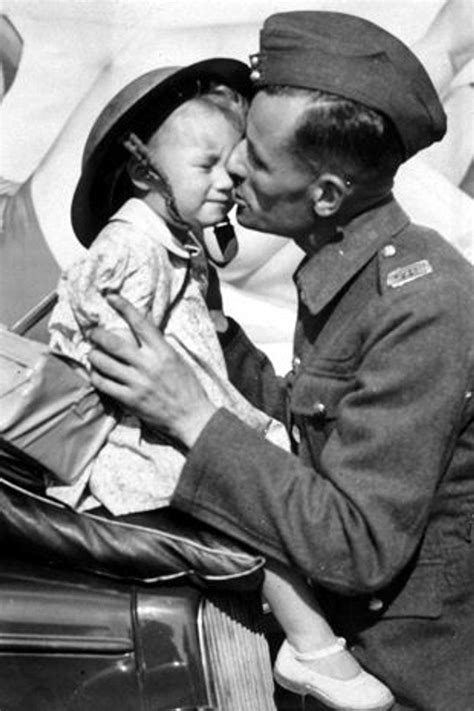 15 Heartwarming Vintage Photos Of Soldiers And Their Kids That Will