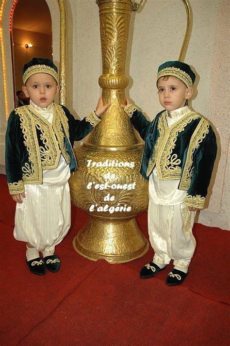 Avec de beaux galons de style maroca Algérie | Tenue traditionnelle, Tenue traditionnelle ...