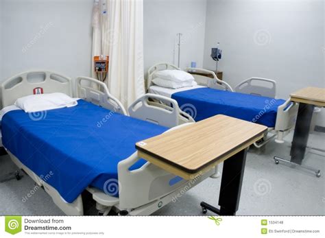 Krankenhausbetten umfassen stationäre betten, die in öffentlichen, privaten, allgemeinen und spezialisierten krankenhäusern und rehabilitationszentren verfügbar sind. Krankenhausbetten 3 stockfoto. Bild von krankenhausbetten ...