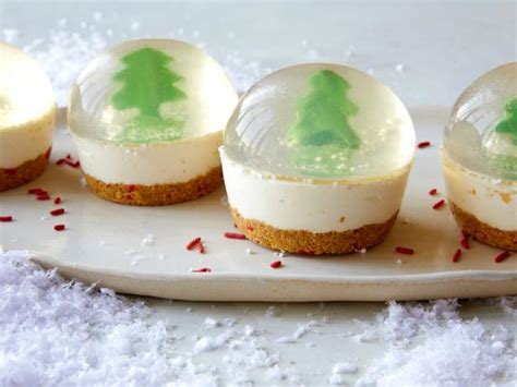 Serve these christmas meringue pies as individual desserts at your festive dinner party. Individual Christmas Desserts / Peppermint Bark Layered ...