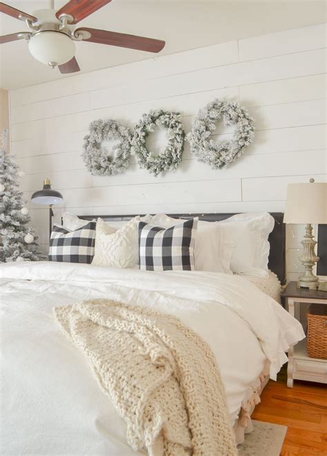 44 Gorgeous White Christmas Bedroom Decorating Ideas Pimphomee