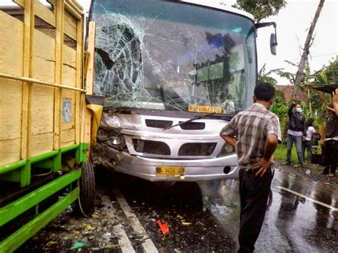 Korban tewas tersebut adalah sopir mobil pikap, fauzilah, 33, warga desa simpang raya, kecamatan suku tengah lakitan (stl) ulu terawas, kabupaten musi rawas (mura). Kumpulan Foto Bus Kecelakaan