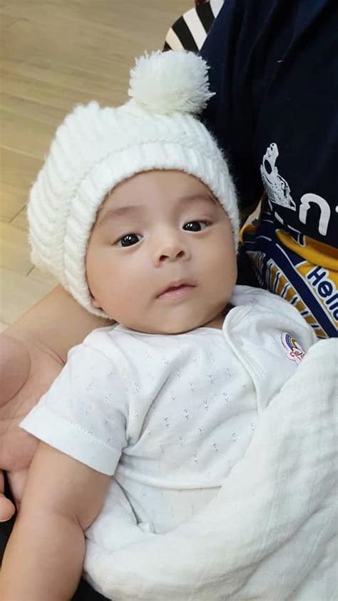 Budaya orang melayu terbiasa dengan mengazankan bayi lelaki di telinga kanan, dan cukup sekadar mengiqomahkan bayi perempuan di telinga kiri. Sunat Anak Lelaki Masa Bayi, Ibu Kongsi Cara Mudah Nak ...