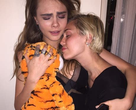 Cara Delevingne And Miley Cyrus Enjoy Some Cuddlestime Together This Week S Capital