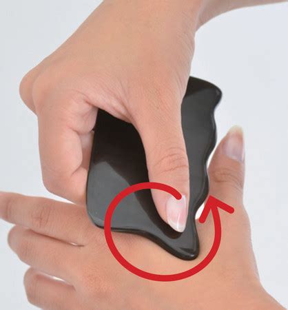 (traditional chinese medicine) to practise gua sha, a treatment involving repeated pressured strokes over lubricated skin with a smooth edge in order to release blood stasis. 自學刮痧不求人!8大刮痧技巧上手 疏通經絡瞬間醒腦 | ETtoday健康雲 | ETtoday新聞雲