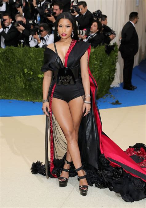 Nicki Minaj Rules The Met Gala Red Carpet In H M Gala Fashion Met