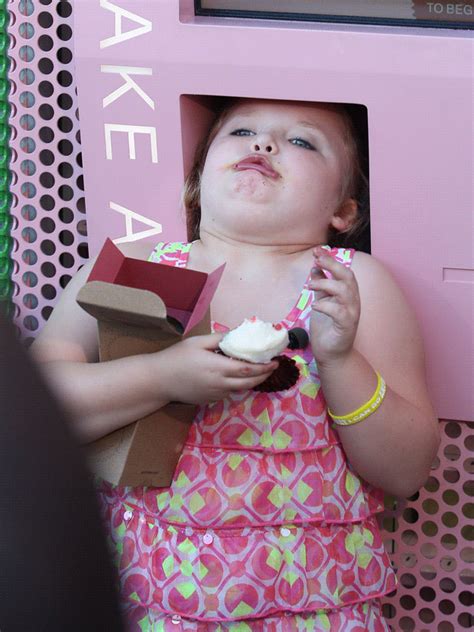 Honey Boo Boo Discovers A Cupcake Atm Mama June You Make Me Laugh