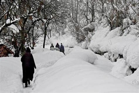 It gets millions of tourists each year but most of them prefer the winter months, more specially the period between late october and march, to hot. Jammu & Kashmir weather: Rains lashes plains, Snowfall in ...
