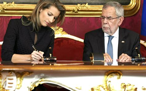 „die sogenannte vierte macht hat in diesem fall ihre verantwortung voll wahrgenommen, so van der bellen. Ibiza-Gate: Alexander Van der Bellen vereidigt vier neue ...