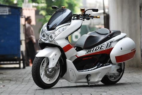 The honda pcx 150 is one of the manufacturer's most popular offerings in south east asian countries. 2016 Honda PCX150 Scooter Ride Review | Specs / MPG ...