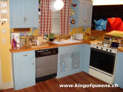 Standard king size beds and queen size beds differ in width but not in length. King of Queens kitchen set | Gestern und heute, Von gestern