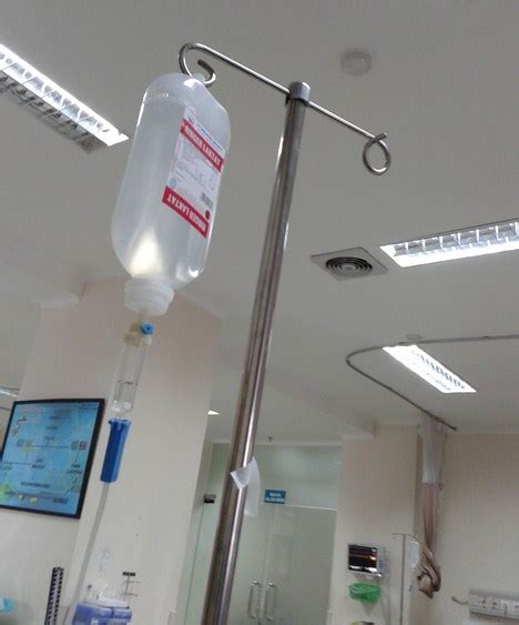 Infeksi dari tempat suntikan juga dapat mengalir ke seluruh tubuh lewat tumpangan aliran darah. cara pasang infus yang benar dan tepat | Perawat-id